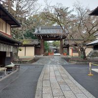 Kazariya on the left, Ichimonjiya Wasuke on the right at Kazariya in Kyoto