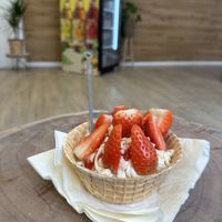 veganes Spaghettieis mit Erdbeeren  at Eiscafé Krönchenkugel in Siegen