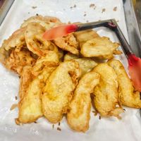 Fried banana fritter, sweet potato, Yam, sukun at Sing Garden Popiah & Chai Kueh in Kuching