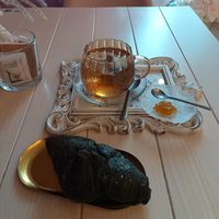 Tee mit Holzkohle Croissant at Flower Café in Capo Dorlando