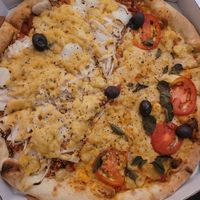 Metade portuguesa vegan e metade marguerita vegan at Pizza Prime in Sorocaba