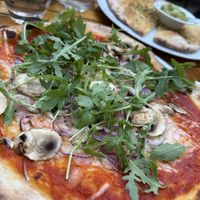 Pizza mit Zwiebeln. Champignons und Ruccola  at Europa Park - Pizzeria La Romantica   in Rust