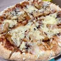 I got delivered Green BBQ vegan pizza with bbq sauce, plant based "meat", portobello mushrooms, fresh onion and grated vegan cheese at Papa John's  in Oviedo