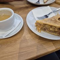 פאי תפוחים עם אגוזים וצימוקים - טרי, טעים - תענוג! at Madal Coffee Co. - Kávezo in Budapest