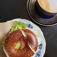 Bagel und Cappuccino at tanteleuk in Dresden