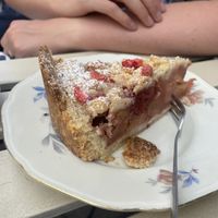 Erdbeer-Rhabarber Kuchen   at tanteleuk in Dresden