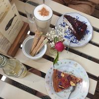 Banana-chocolate-berry cake, Maulwurfkuchen and iced match latte at tanteleuk in Dresden