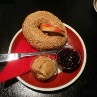 Peanut butter and jelly bagel at tanteleuk in Dresden