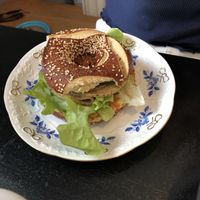 Hearty vegan bagel at tanteleuk in Dresden