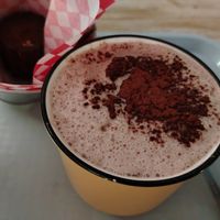 Cioccolata calda con latte di soia (il dolcino che si vede è un cannelé non vegano) at Coffeecina in Avignon