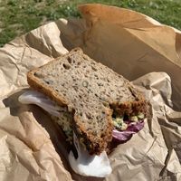 Sandwichs mayonnaise vegan et chou rouge   at Atelier P1 in Pantin