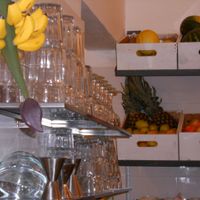 Fresh Food stored in wood boxes at Vitaminas24 in Rome