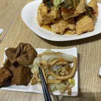 Fried tofu skin and sides  at Apekhā Vegetarian - Yizhong - 阿潘家幸福蔬食 中店 in Taichung