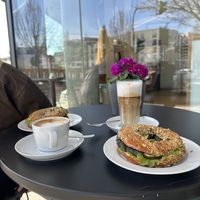 Bagel mit Hummus und veggies  at Biokaiser  in Frankfurt