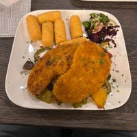 Schnitzel auf Gemüsebeet at Zur Schlemmerei in Bad Langensalza