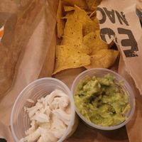 nachos com sour cream vegano e guacamole at GUA.CO Campolim in Sorocaba