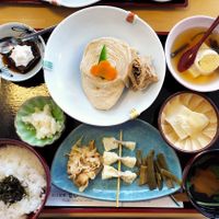 Bandeja con todos los platos del menú at Yuba-gozen Sun Field in Nikko