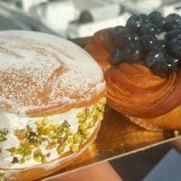 Maritozzo con panna e crema al pistacchio, cestino di pasta sfoglia con crema e frutta fresca at Panificio Brizzolari in Peschiera Del Garda