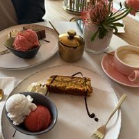 Veganes Eis, Bananenbrot, Karottenkuchen, Cappuccino mit Hafermilch  at Blush  in Berlin