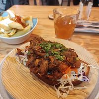 Tostada sin gluten con setas al estilo 'pulled pork', patatas y zumo de manzana de Galícia at Entre Pedras in Santiago De Compostela