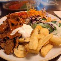 Seitan ao prato con ensalada at Entre Pedras in Santiago De Compostela