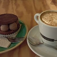 Sobre mesa de avelás con chocolate e café. at Entre Pedras in Santiago De Compostela
