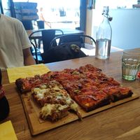 Sehr leckere Pizza mit ein paar veganen Optionen, leider kein veganer käse vorhanden (auf dem Bild ist nur die rote Pizza vegan) at L'Alvéola in Marseille