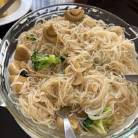 I you request noodles without egg they have them   at Chifa Hou Wha in Lima