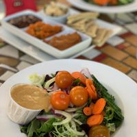 ROBIN’S GARDEN
mixed greens, local market vegetables
sesame-citrus vinaigrette | 8 v, gf at Robin's Restaurant in Cambria