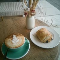 Capuccino cannelle et chocolatine at Lucy's Coffee in Lescar