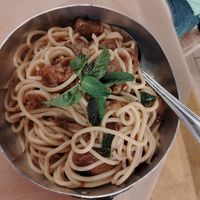 Padella di pasta fresca per due persone con zucchine fritte, olio all'aglio e menta at Osteria Sciapò in Palermo