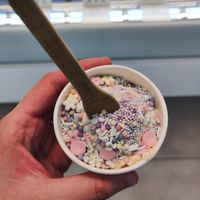 Eine Kugel Vanilleeis mit bunten Streuseln at Eisgarten in Jena