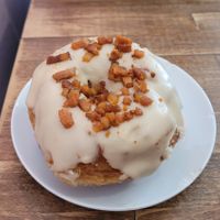 Donut sucré-salé : sirop d'érable et lardons La Vie at Kiji Donuts in Lyon