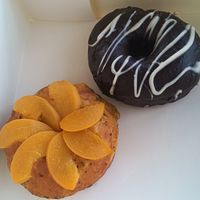 Donut pêche verveine et donut chocolat noir et blanc 🍩🍩🍩 at Kiji Donuts in Lyon