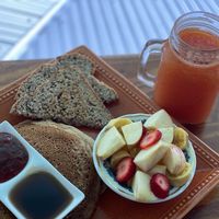 Menú desayuno con pancakes at Como En Mi Casa in Puerto Viejo De Talamanca