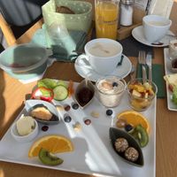 Aufstriche, Müsli, Obstsalat und eine Auswahl an Brot nett dekoriert mit Obst und Nüssen   at ECKcafé in Mindelheim