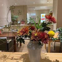 A very warmth ambience with fresh flowers at A Wave Pure Vegetarian Food (Flower Garden Store) 一朵浪花  纯净素食(花卉园店) in Chongqing