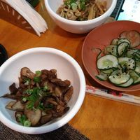 sunomono e cogumelos salteados at Okinawa Restaurante in Macae