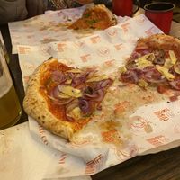 pizza vegana de abobrinha com azeitona preta e cebola roxa   at Le Mani Pizza Napoletana in Passo Fundo