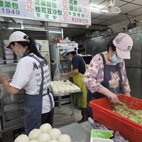 Putting the dots on with chopsticks (in the back) at Ji pin guang fu su shi bao zi - 極品光復素食包子 in Taipei