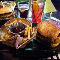 Großer Burger mit Pommes im Taco, BBQ Ketchup, Erdbeerlimo& Traubensaft at Emil's Bistro in Mayen
