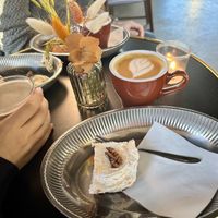 Veganer Karottenkuchen und Oat Cappuccino   at Aoife Coffee  in Ebeltoft
