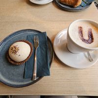 Birnen Tarte mit Cashewcreme und Cappuccino mit Hafermilch 💚 at Café U in Daun