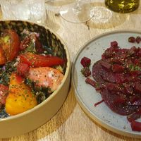 Mon entrée (betteraves) agrémentée d'un gros à côté de tomates en différentes façons. at Convives in Martel