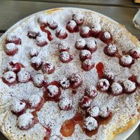 Vegan pannenkoek met kersen en poedersuiker at De Pannekoekenbakker Holten in Holten