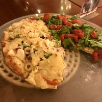 Pizza brotinho metade portuguesa e metade rúcula com tomate seco artesanal da casa  at Verace Pizza in Ourinhos