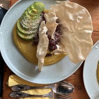 Rote-Bete-Kokos-Tartar auf Linsencreme mit Avocado und Papadam 😋  at Der Geheime Garten in Hamburg