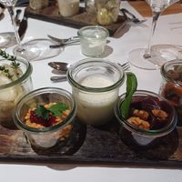 4erlei Kleinigkeiten als 2. Gang mit Veganer Spargelcremesuppe, Fenchel-Orangen Salat sowie Linsensalat und rote Beete Salat mit karamellisierten Walnüssen at Restaurant Zeltinger Hof in Zeltingen-rachtig