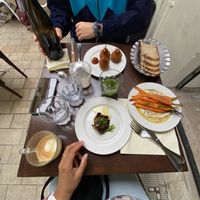 Artichaut rôti, croquetas à la tomate séchée et carottes rôtie avec labneh au tahin 🌱  at Mauvaise Herbe in Marseille