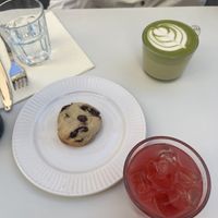 Cookie, matcha Latte und Jus du jour   at Mauvaise Herbe in Marseille